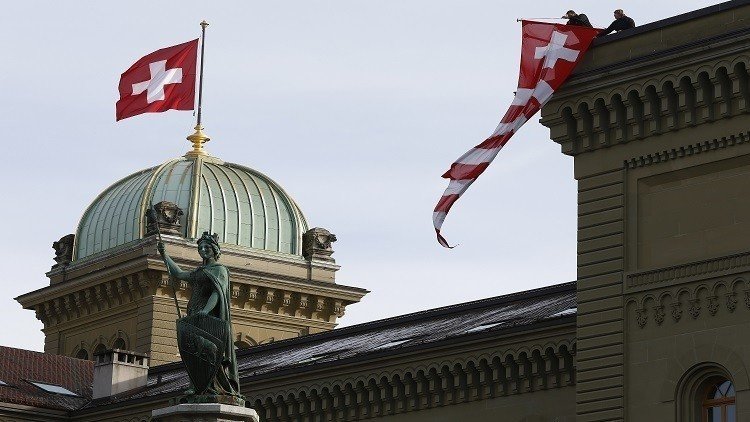 بنك سويسري يفرض رسوما على الودائع