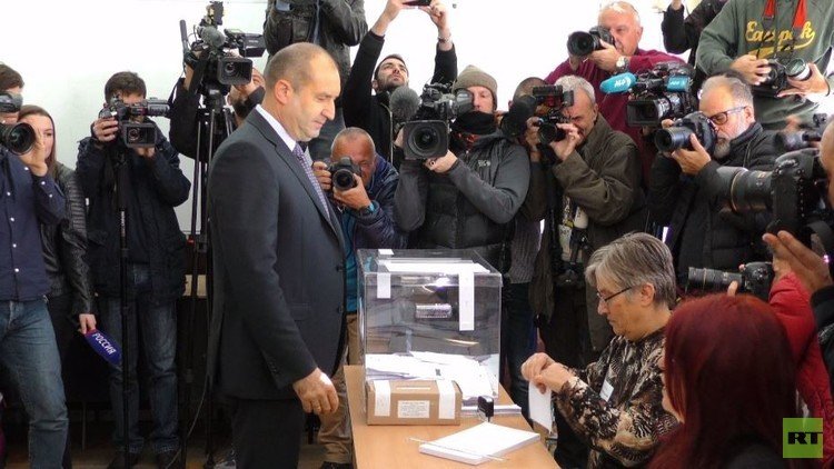 فوز المعارض الاشتراكي المقرب من روسيا رومين راديف بالانتخابات الرئاسية في بلغاريا