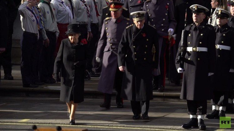 الملكة إليزابيث الثانية تقود مراسم تكريم ضحايا الحروب