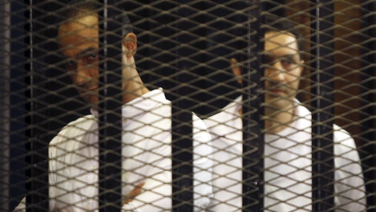 محكمة النقض المصرية تلغي حكم الإعدام بحق مرسي في قضية السجون