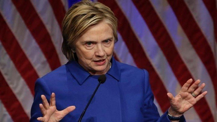 كلينتون تعاني خيبة أمل وحالة انطواء عقب خسارتها أمام ترامب