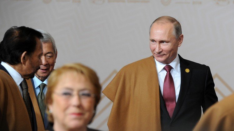 هدية ظريفة لبوتين من إحدى معجباته!