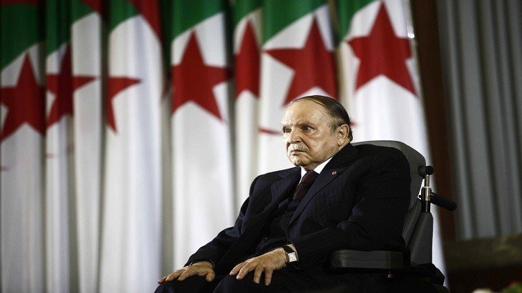 بوتفليقة يظهر بعد رحلة علاج في فرنسا