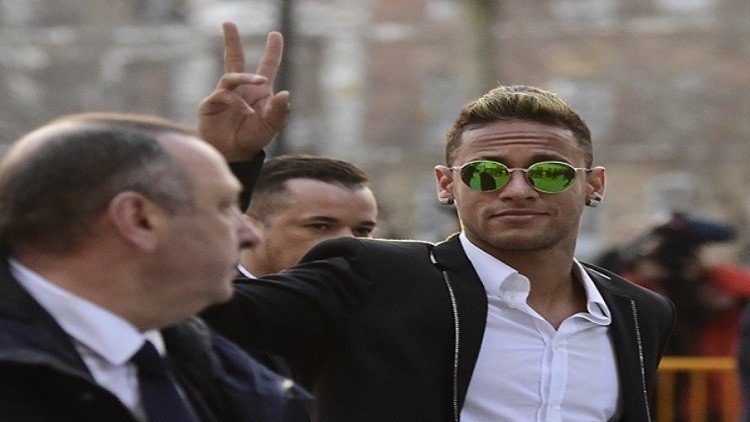 اللاعب البرازيلي نيمار مهدد بالسجن لخمسة أعوام