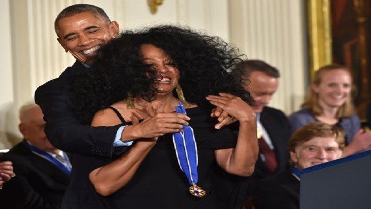 أوباما يتعرض لموقف محرج أثناء تكريمه لفنانة أمريكية