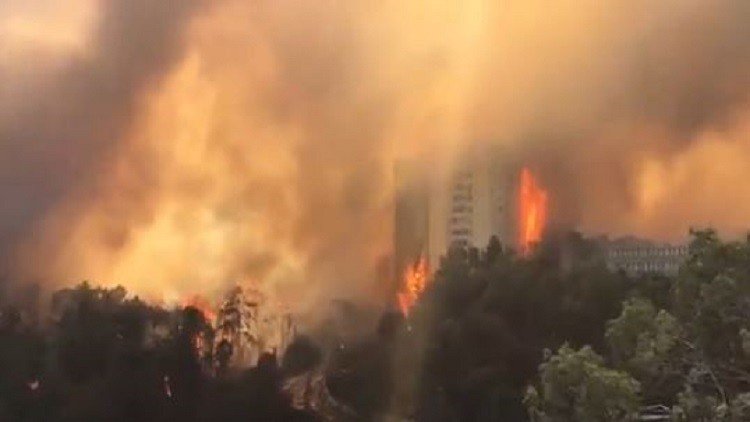 نيران جهنمية تلتهم عمارات كاملة بحيفا في إسرائيل 