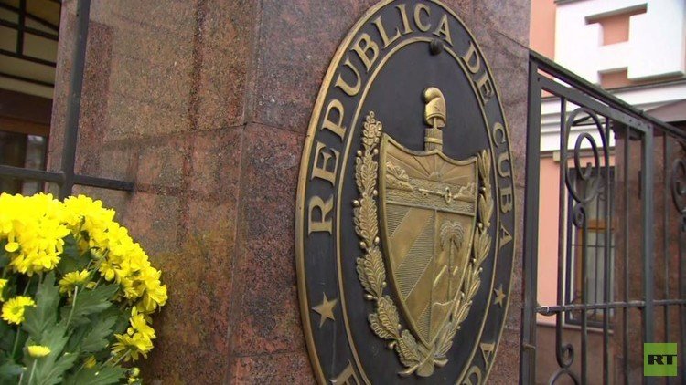 وضع الزهور أمام سفارة كوبا في موسكو حدادا على كاسترو