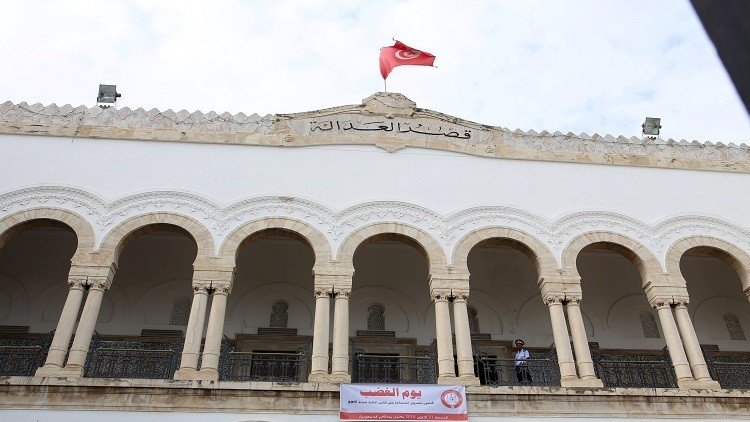 تونس تحضر طاولة واحدة لبارونات الفساد
