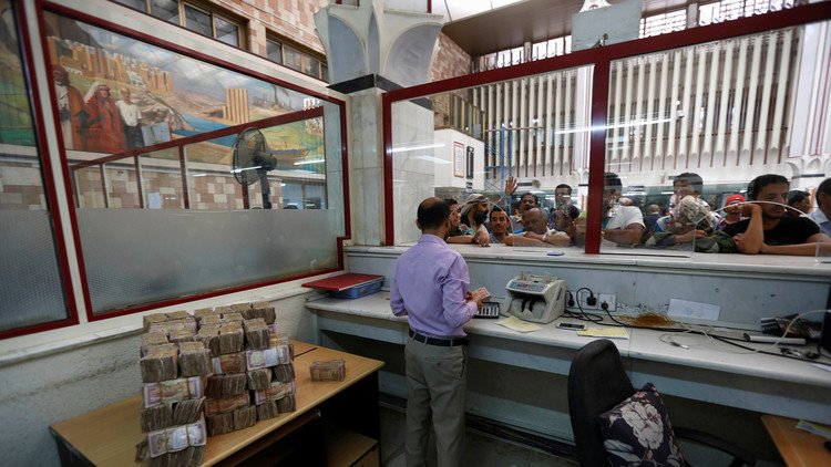 انفراج في السيولة وتعقيد في الحل السياسي باليمن