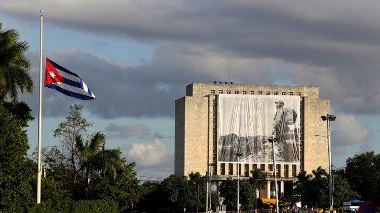الكوبيون يحتشدون لتأبين كاسترو 