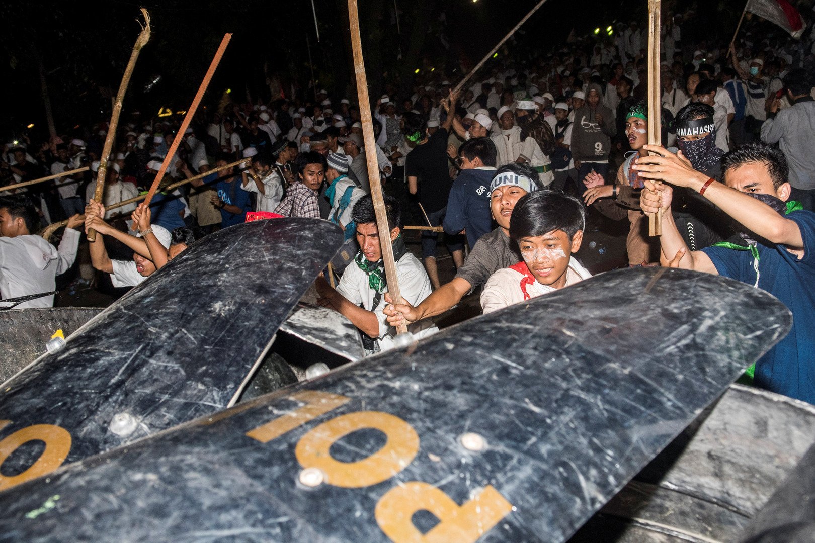 إصابة 160 متظاهرا و88 رجل أمن في تظاهرة جاكرتا ضد المحافظ المتهم بـ 