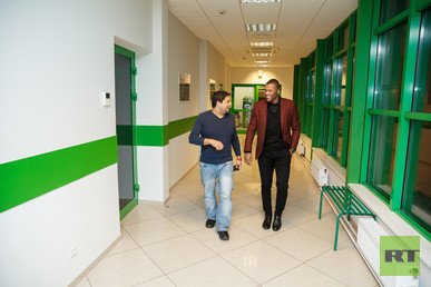 البرازيلي بابتيستا اثناء تجواله في أروقة القناة 