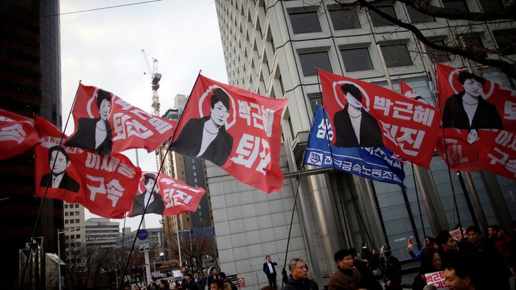 رئيسة كوريا الجنوبية تسلم صلاحياتها عقب عزلها 