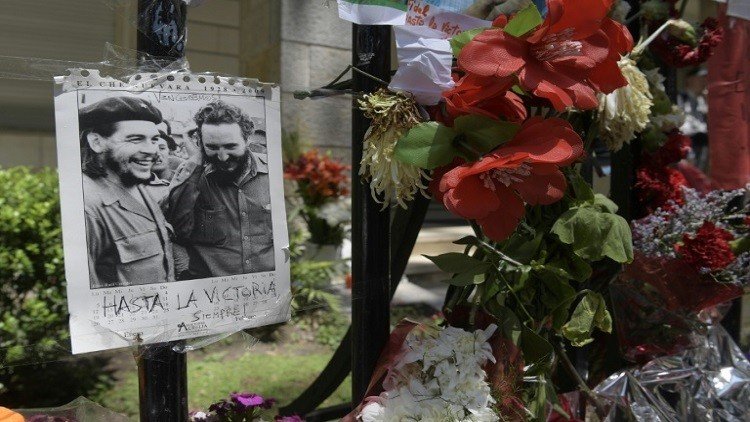 "رماد كاسترو" يعرج على ضريح غيفارا ويواصل المسيرة