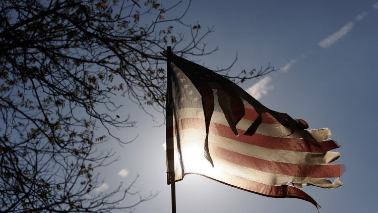 ظريف: تمديد العقوبات ينسف سمعة واشنطن في العالم