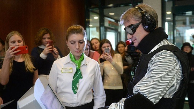 مدير أكبر بنك روسي يختبر قدرة مصرفه على خدمة المعاقين 