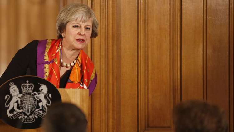 تيريزا ماي تتجسس على حكومتها بغية منع تسريب معلومات سرية!