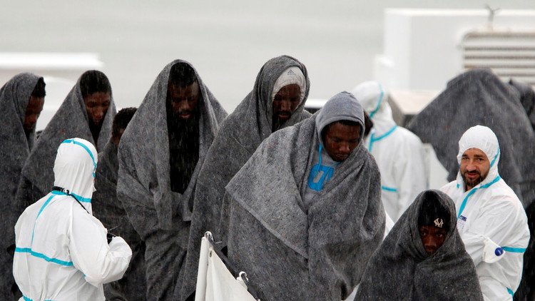 إنقاذ 1300 مهاجر وانتشال 16 جثة في مياه المتوسط