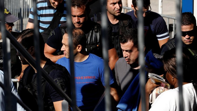اليونان تقرر ترحيل 3 من الضباط الأتراك الهاربين إلى أنقرة