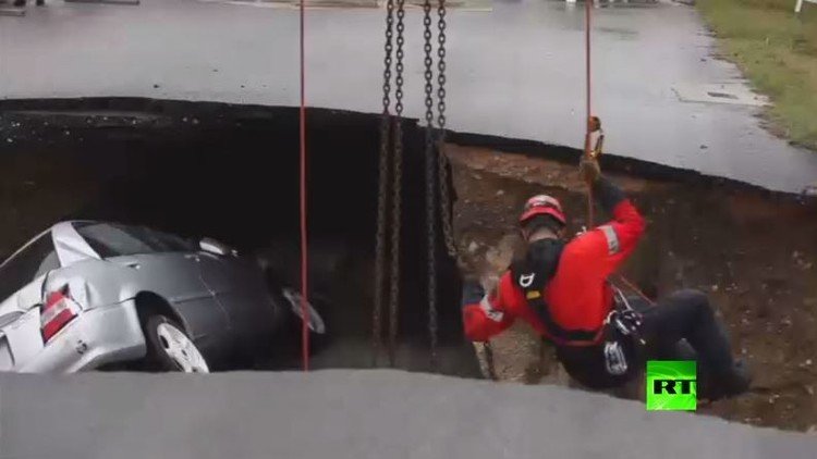 حفرة قاتلة تبتلع السيارات في سان أنتونيو الأمريكية 