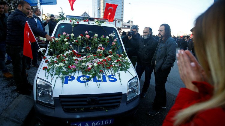 مواطنون يضعون الزهور على سيارة شرطة بعد استهدافهم بتفجير ارهابي في اسطنبول 