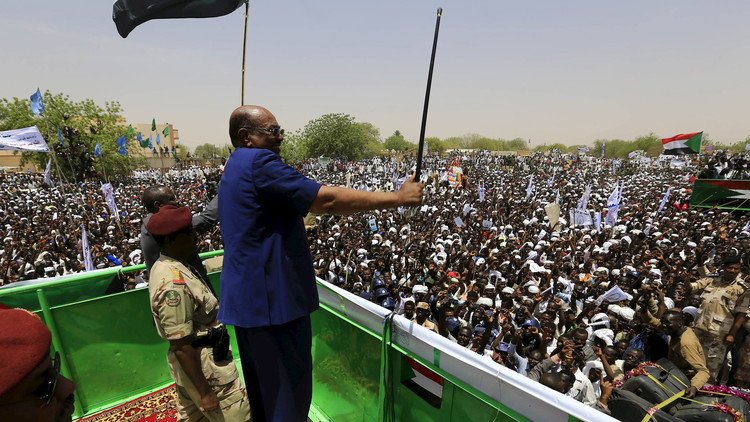 البشير: "الواتس آب" لا يسقط  الحكومة