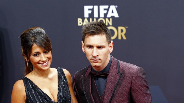 ميسي  يقرر أخيرا الزواج بصديقة الطفولة!