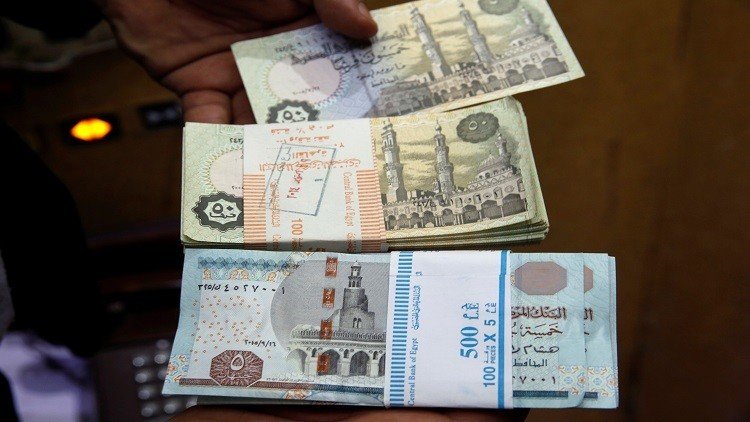 الدولار يقترب من عتبة الـ19 جنيها مصريا