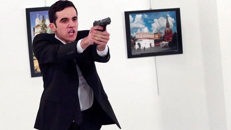 فيديو جديد يظهر تحركات قاتل السفير الروسي ولحظة إشهار سلاحه وإطلاقه النار