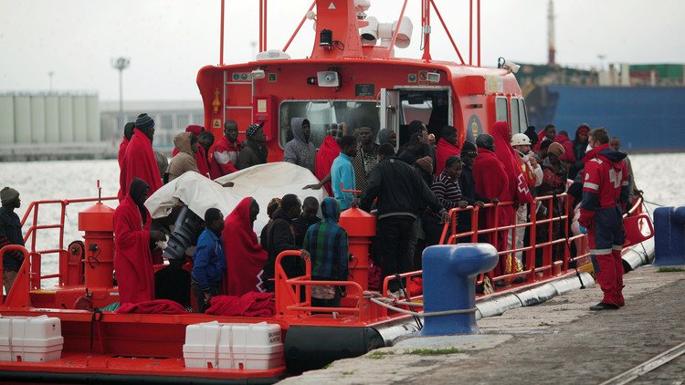 مقتل 7 مهاجرين وإنقاذ حوالي 300 آخرين في مياه المتوسط