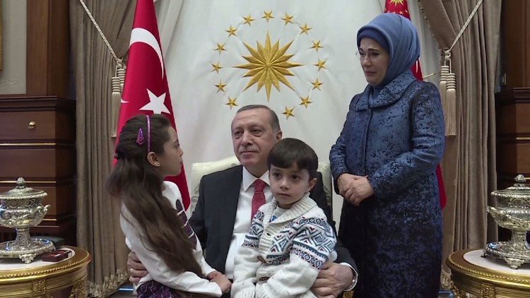 بالفيديو.. طفلة تغريدات حلب بانا بضيافة أردوغان