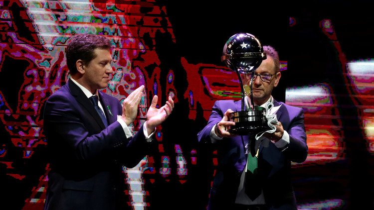 تشابيكوينسي البرازيلي يتسلم "كأس سود أمريكانا"