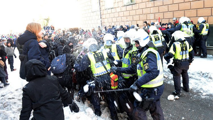 عراك عنيف بين طلاب مدرسة بالسويد
