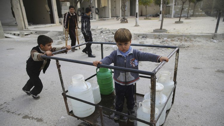 سكان دمشق بدون مياه للشرب بسبب المعارك 