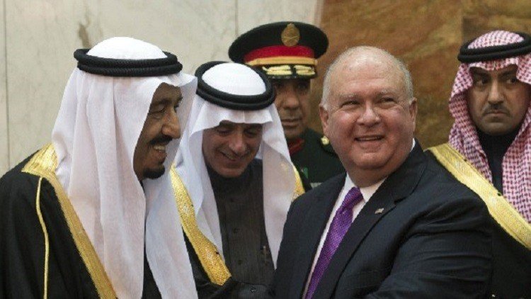 الملك سلمان يودع سفير واشنطن الذي يقاسمه المخاوف من "جاستا" 