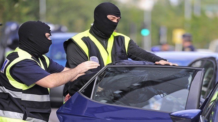 إسبانيا.. مصادرة أسلحة وتوقيف شخصين بتهمة "تمجيد الإرهاب"