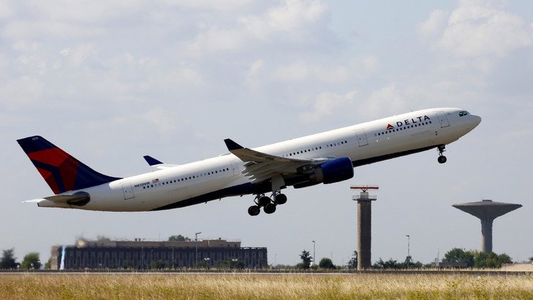 طائرة تضطر للعودة بعد اندلاع شجار بسبب الحمام