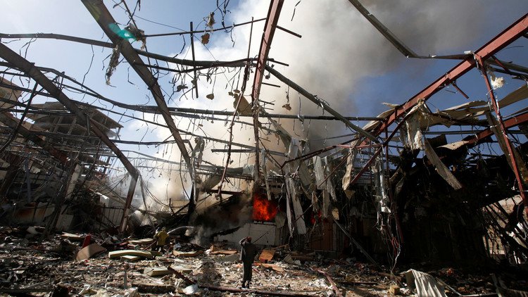 مشهد من آثار قصف مجلس عزاء بصنعاء من قبل التحالف العربي