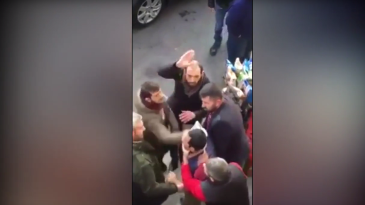 رجل يتعرض لهجوم عنيف من قبل حشد اعتبره منفذا لهجوم اسطنبول