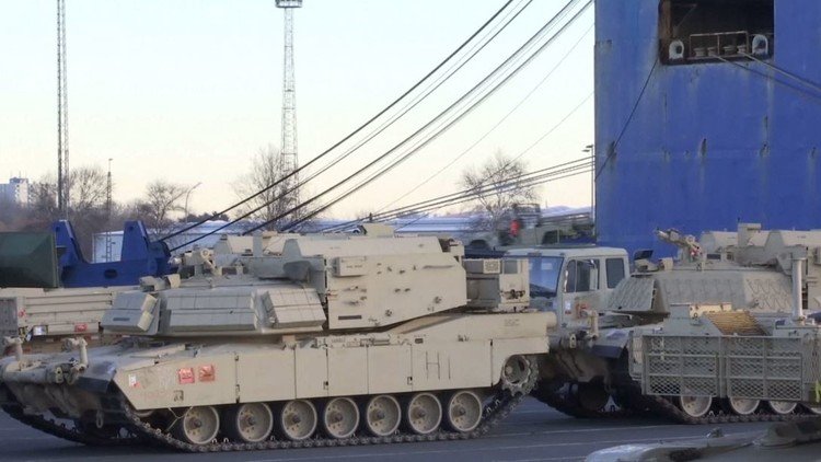 مئات الدبابات والعتاد العسكري الأمريكي في الطريق إلى الحدود الروسية
