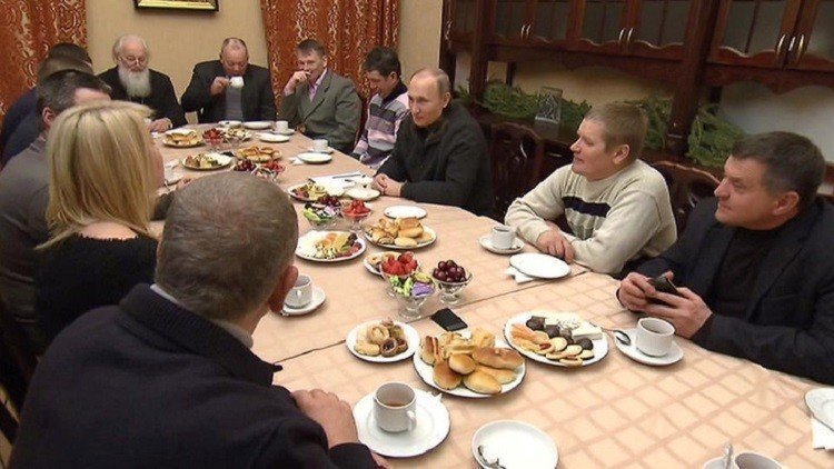 بوتين يصلي في الكنيسة بصحبة الصيادين