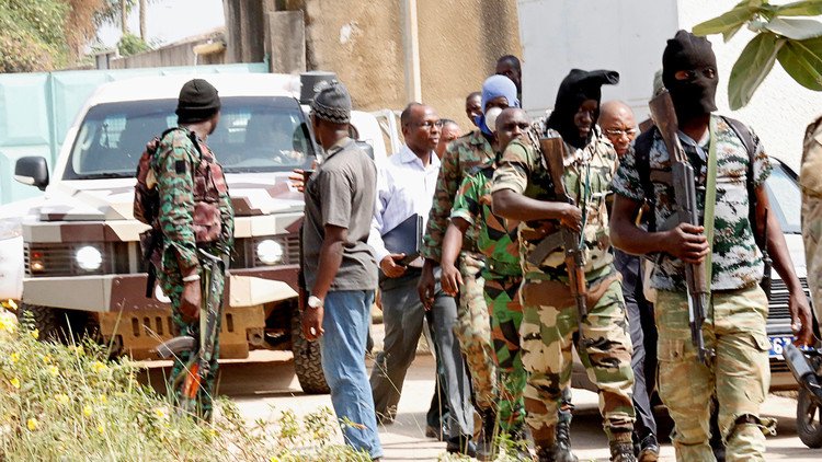 جنود يحاصرون وزير دفاع ساحل العاج داخل منزلٍ