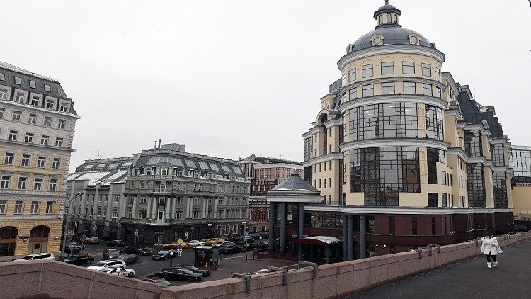 المركزي الروسي يخفض الدولار مقابل الروبل 