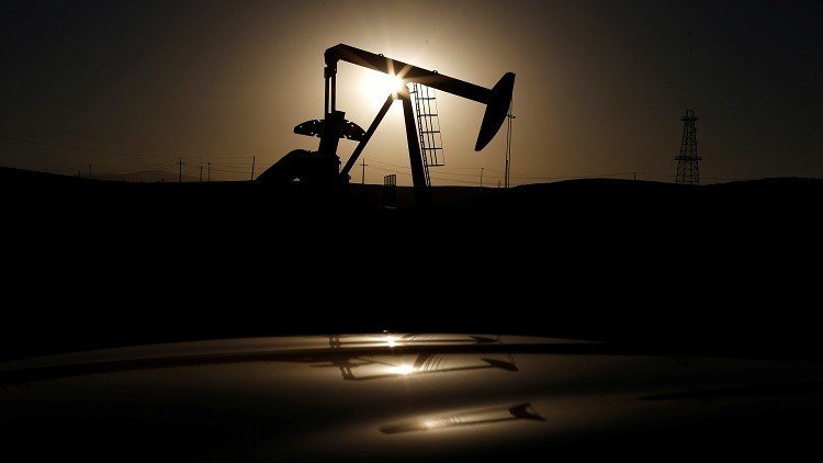 النفط يهبط متأثرا بزيادة الإنتاج الأمريكي
