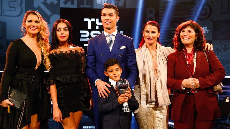 رونالدو يتوج بجائزة الفيفا لأفضل لاعب في العالم 2016