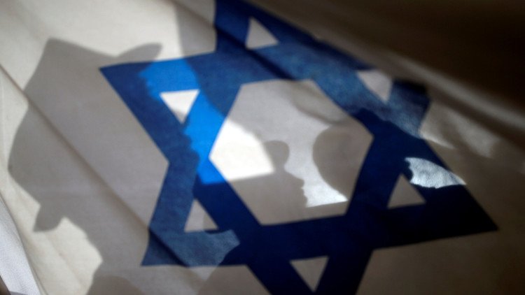 مواطن يرفع علم إسرائيل