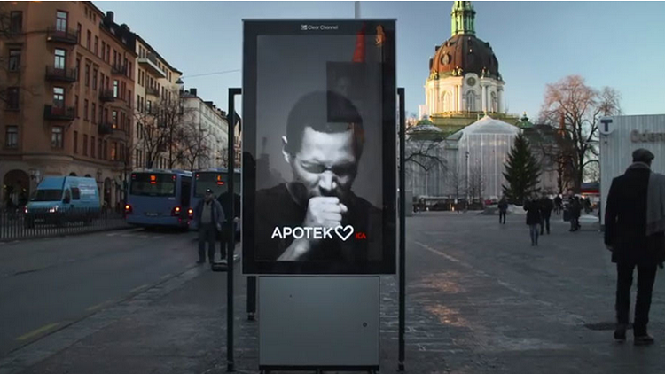 السويد: رجل على لوحة إعلانية "يسعل" عند مرور مدخنين 