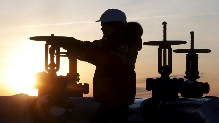 ارتفاع طفيف لأَسعار النفط وسط شكوك بالتزام 