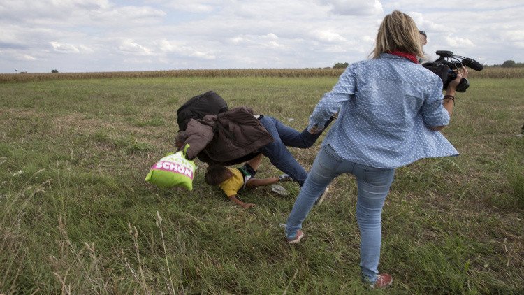 محكمة مجرية تعاقب الصحفية التي عرقلت لاجئا سوريا