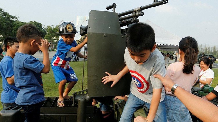 بالفيديو.. الجيش التايلاندي يترك أسلحته للأطفال!